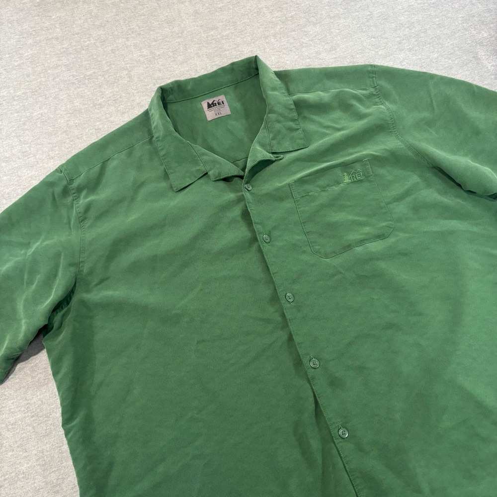 REI Mens XXL Green Short Sleeve Button Down Camp Shirt Modal Rayon Blend Logo